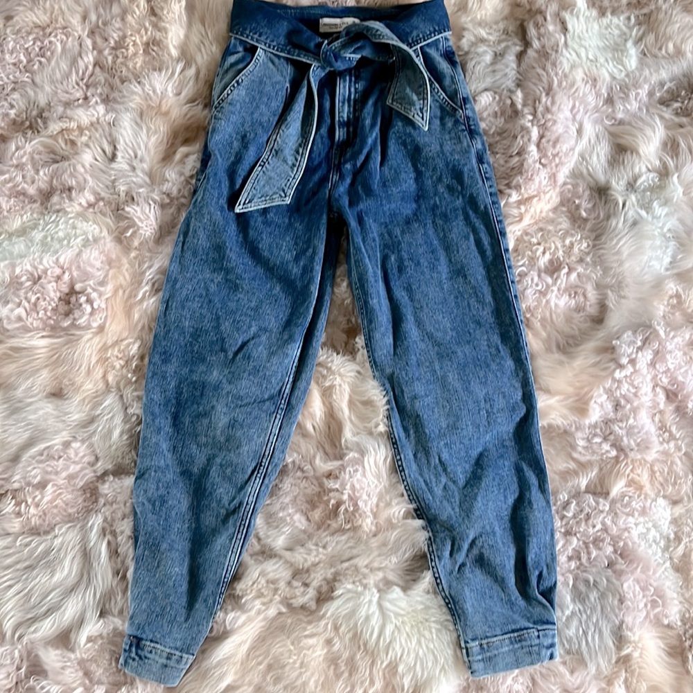 NWT Abercrombie&Fitch Ultra High Rise Paperbag Stye Jeans SZ 26/2